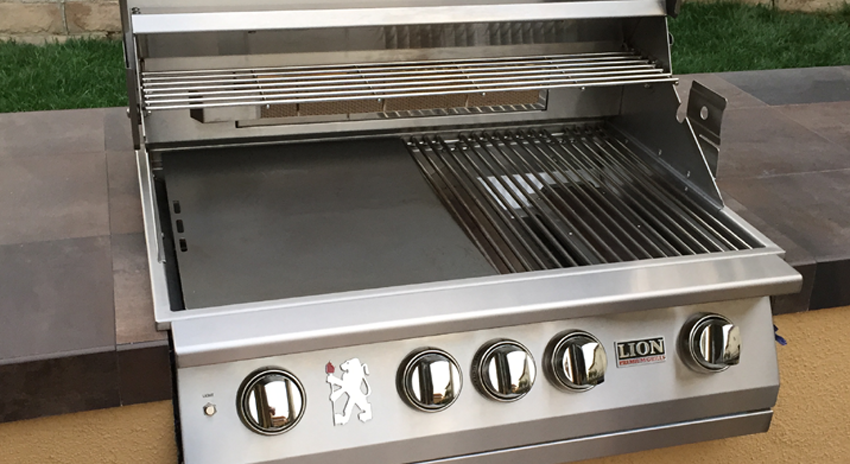 Lion L75000 32-inch gas grill with stainless steel grates for grilled shrimp skewers Cajun recipe